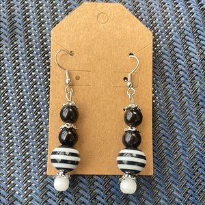 Black and White Dangly Beaded Earrings‎